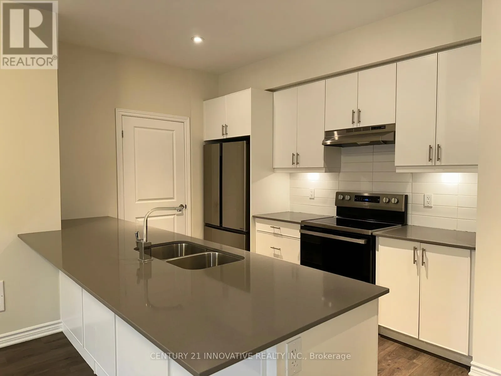 35 - 17 LAKEWOOD CRESCENT S