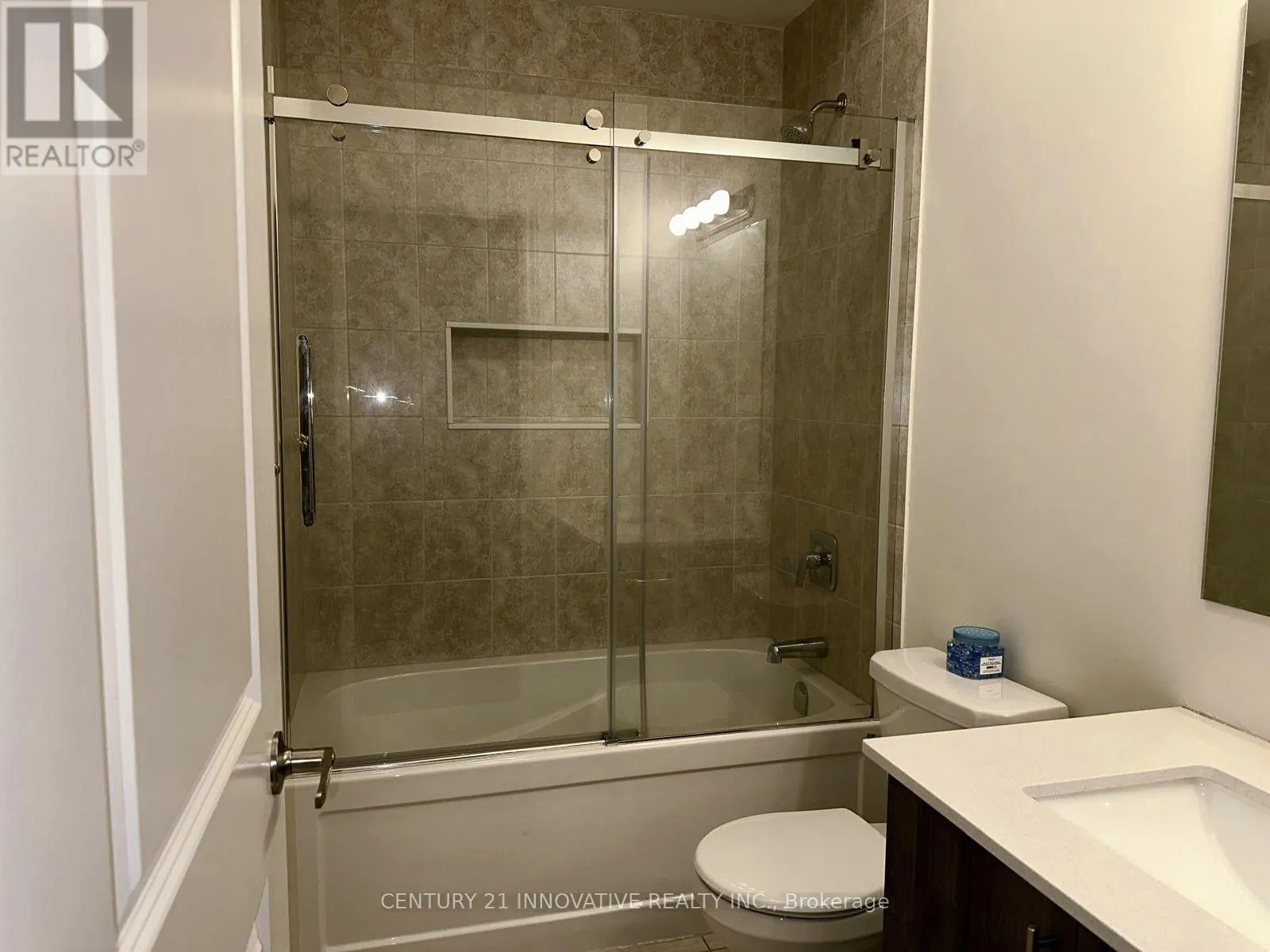 35 - 17 LAKEWOOD CRESCENT S