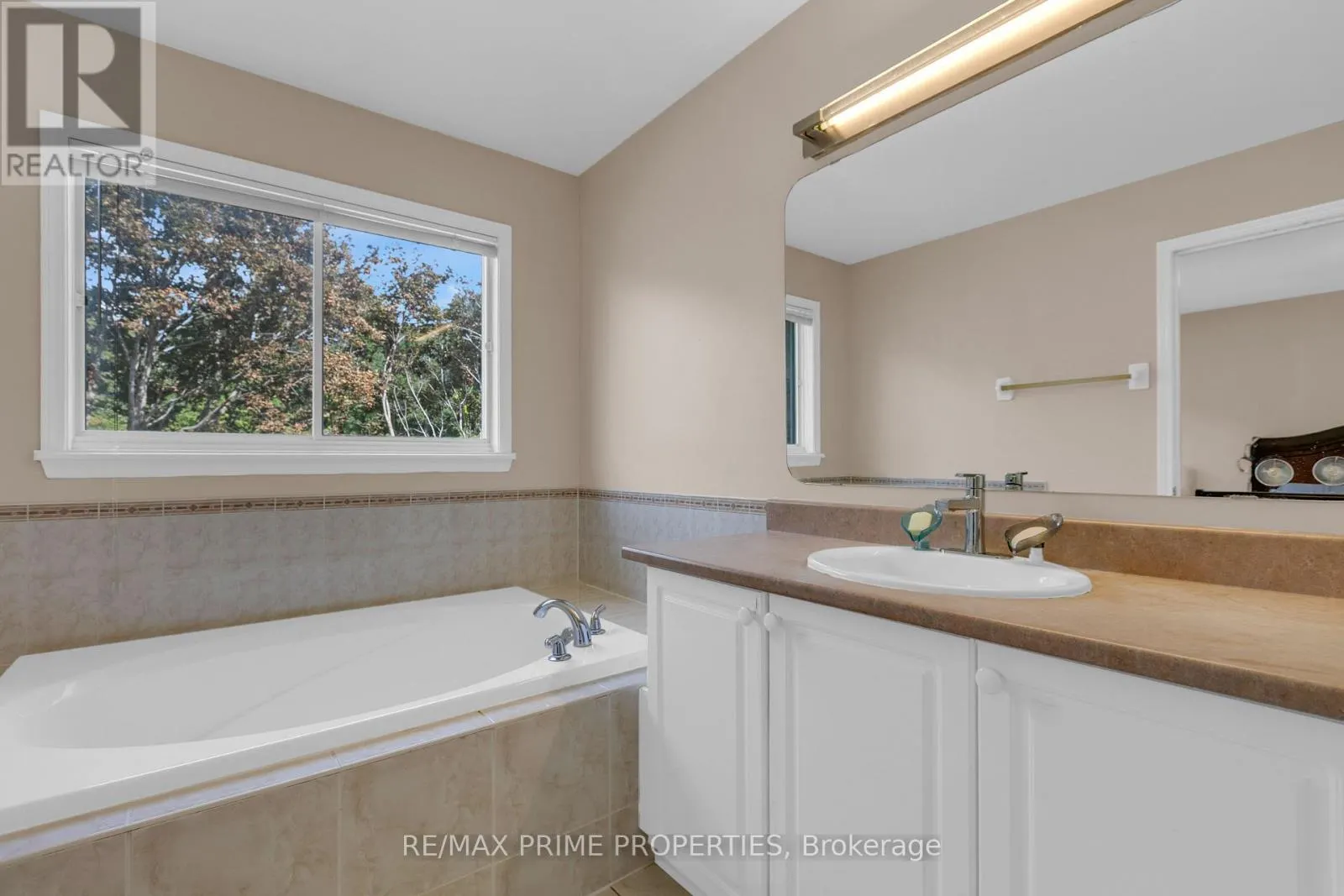 33 INVERKIP AVENUE