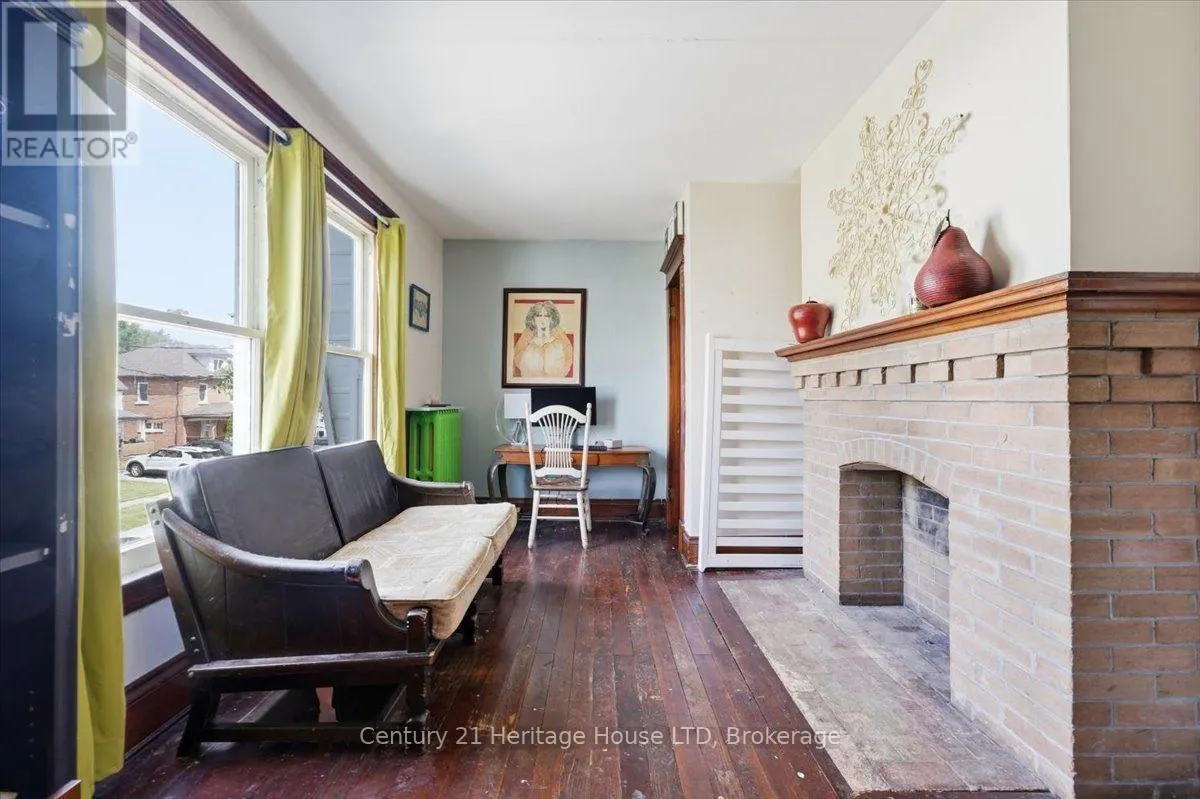 17 ELIZABETH STREET E