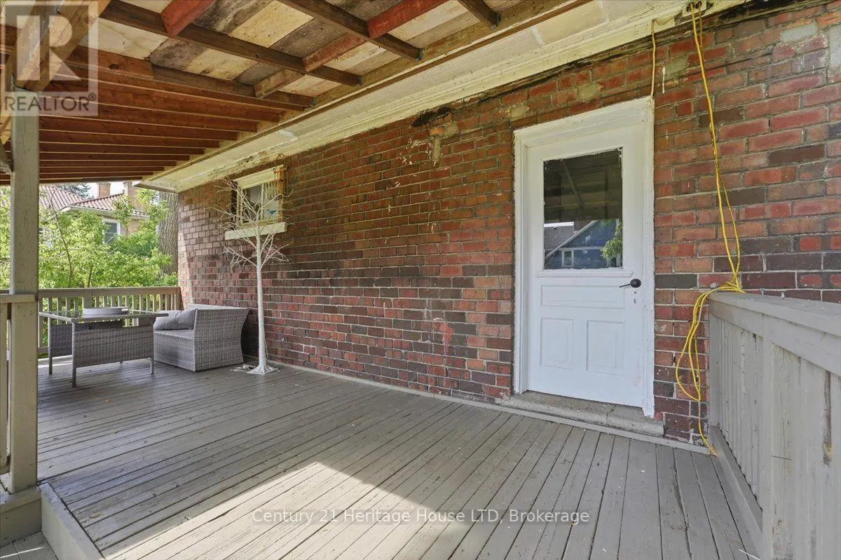17 ELIZABETH STREET E
