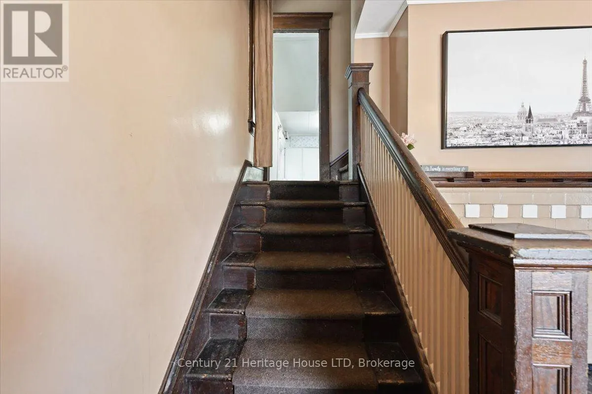 17 ELIZABETH STREET E