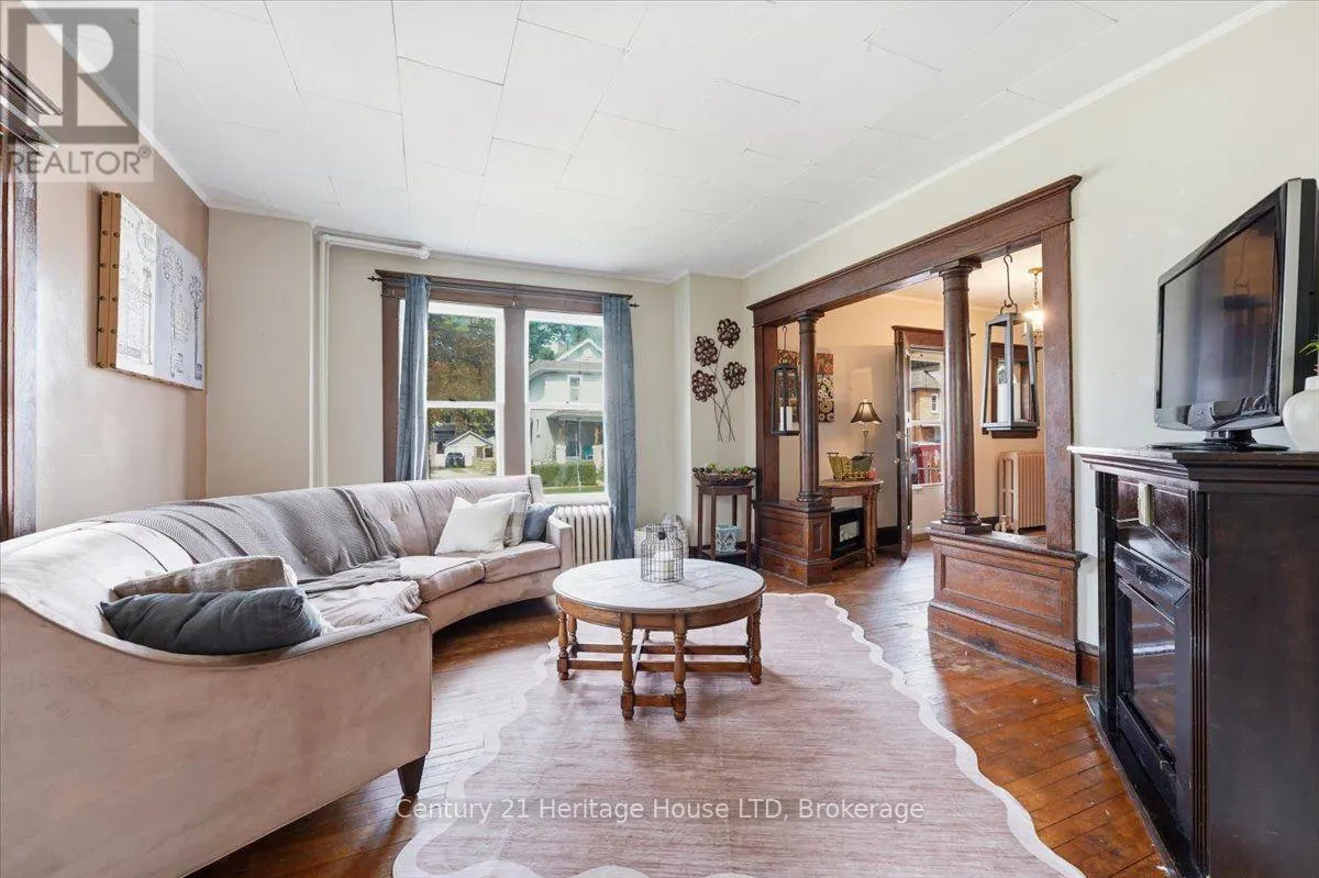 17 ELIZABETH STREET E