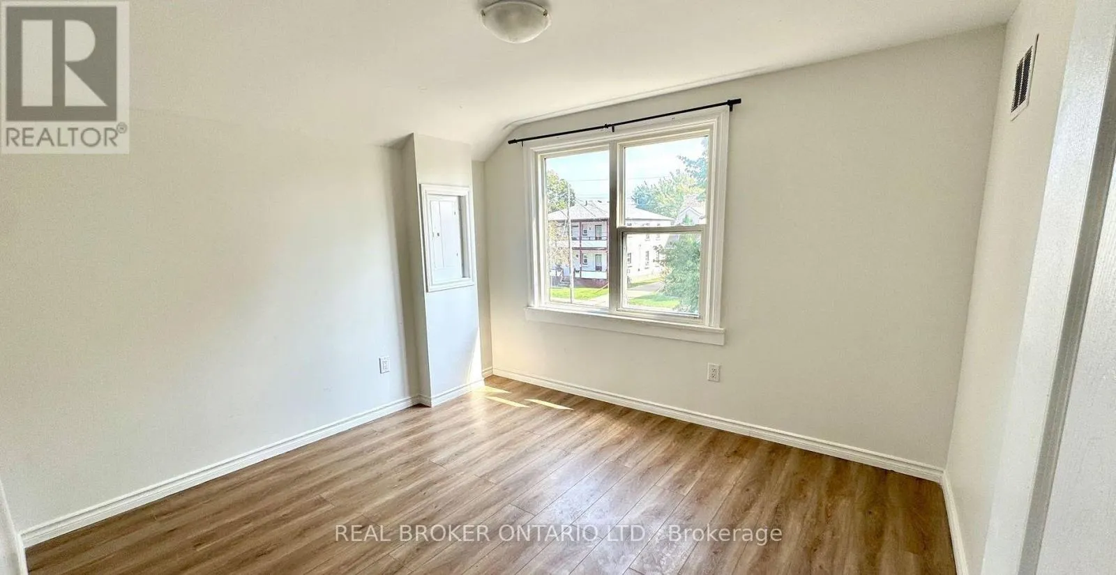 UPPER - 301 WALLACE AVE AVENUE S