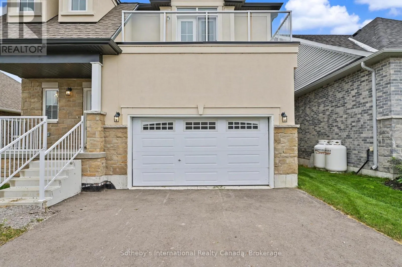 9 HILLCROFT WAY
