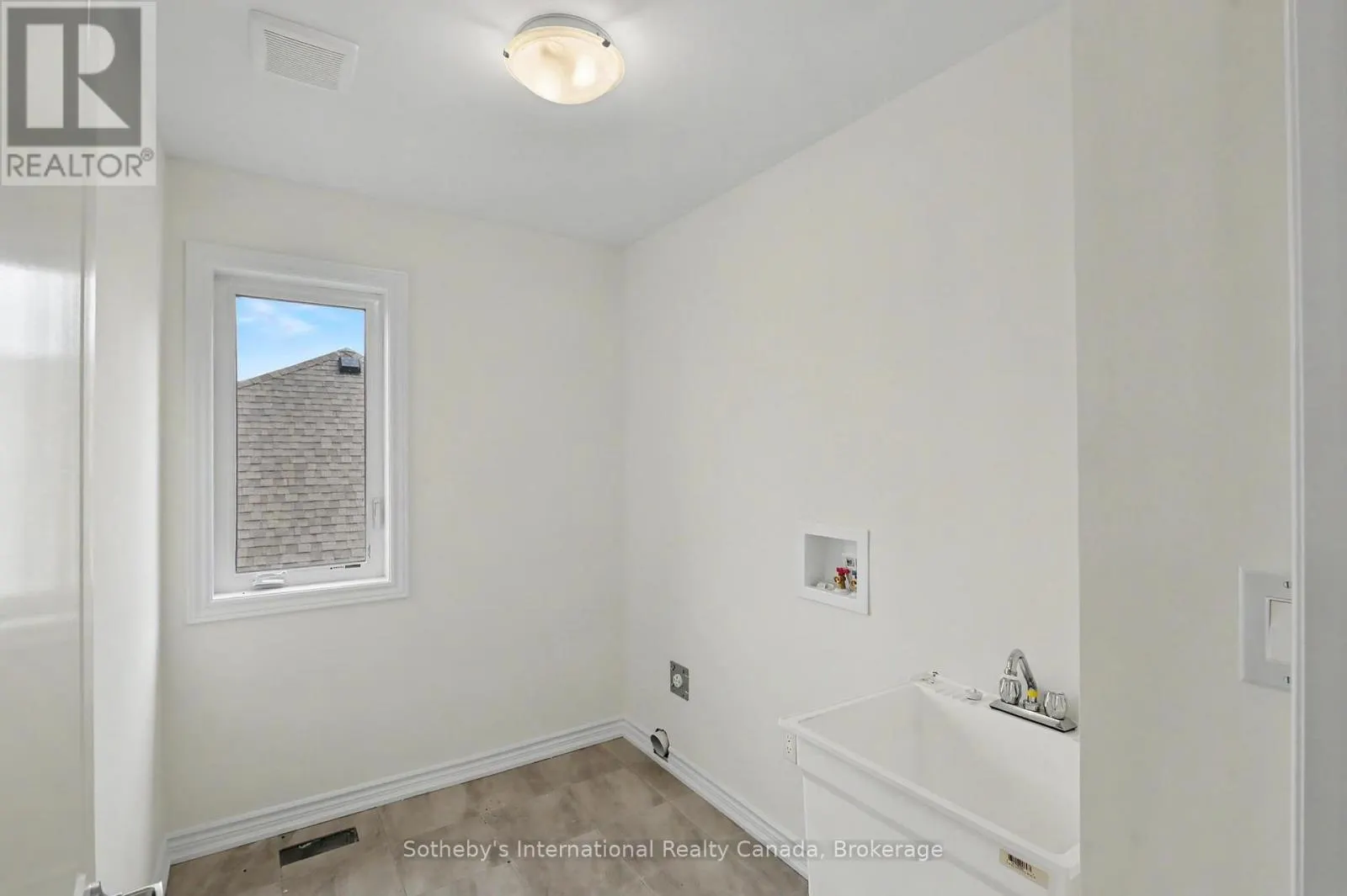 9 HILLCROFT WAY