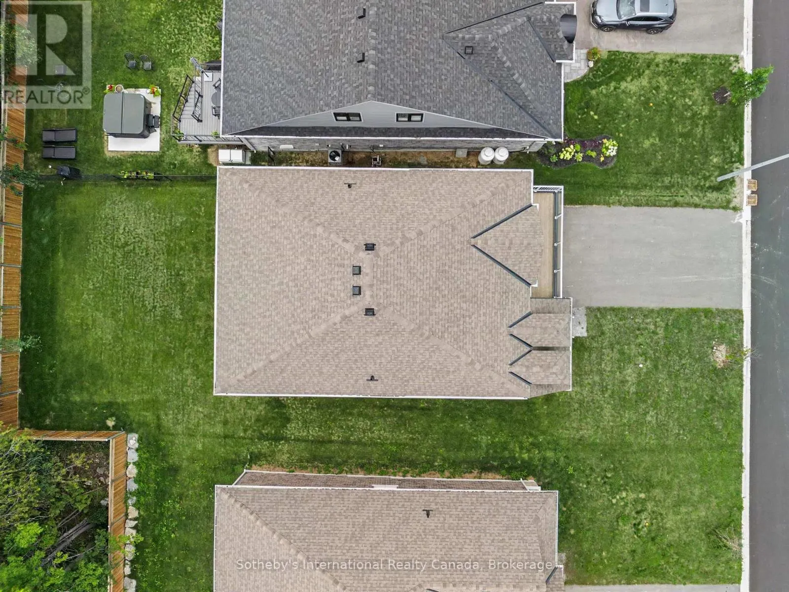 9 HILLCROFT WAY