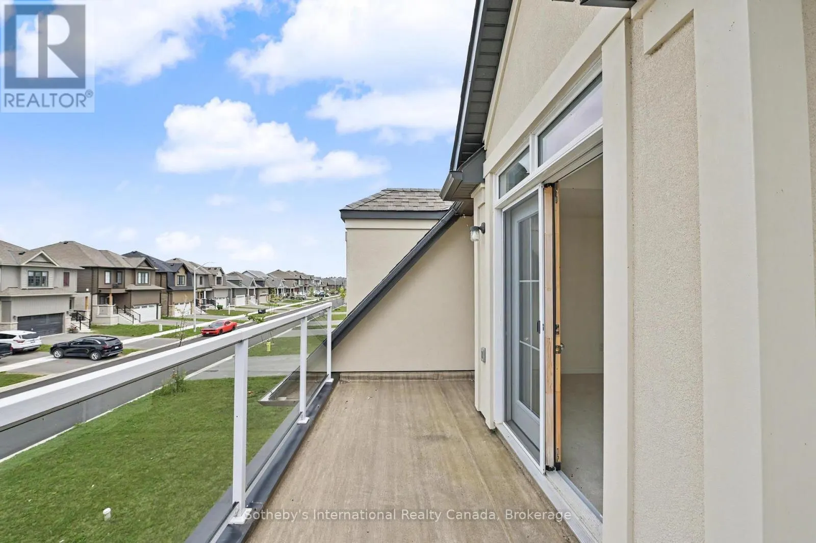 9 HILLCROFT WAY