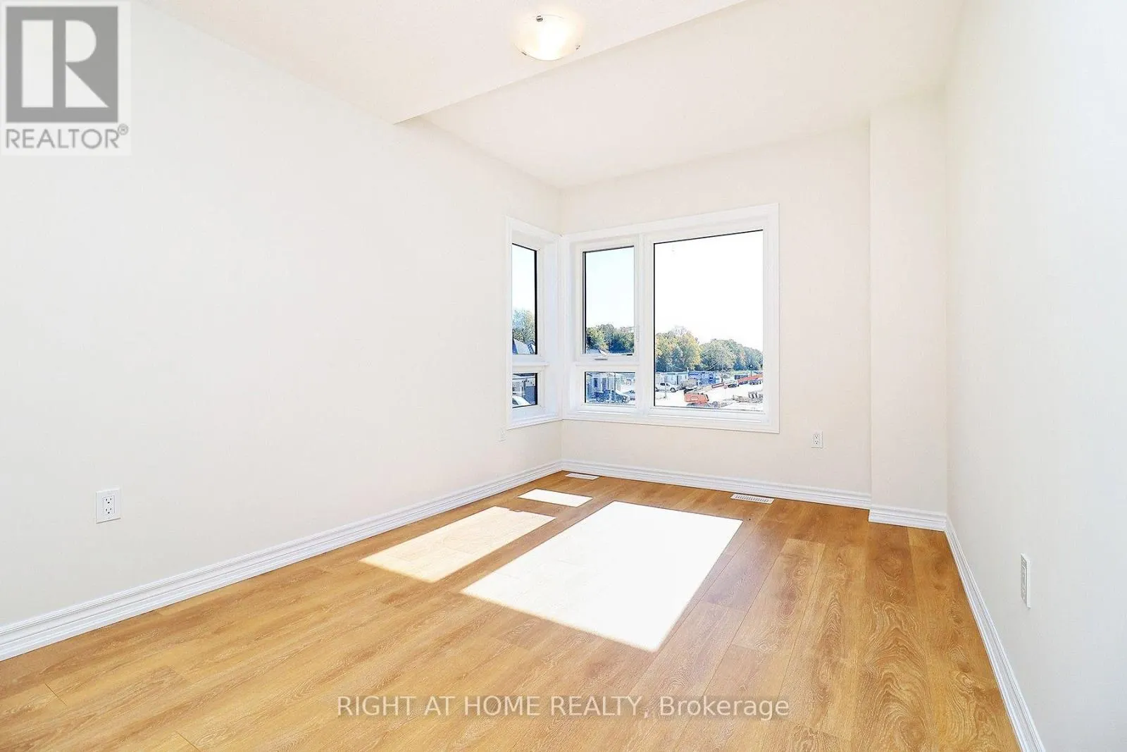 1052 PERIWINKLE CRESCENT