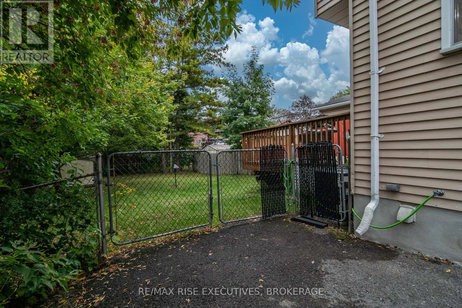 18 CARRIAGE COURT AVENUE