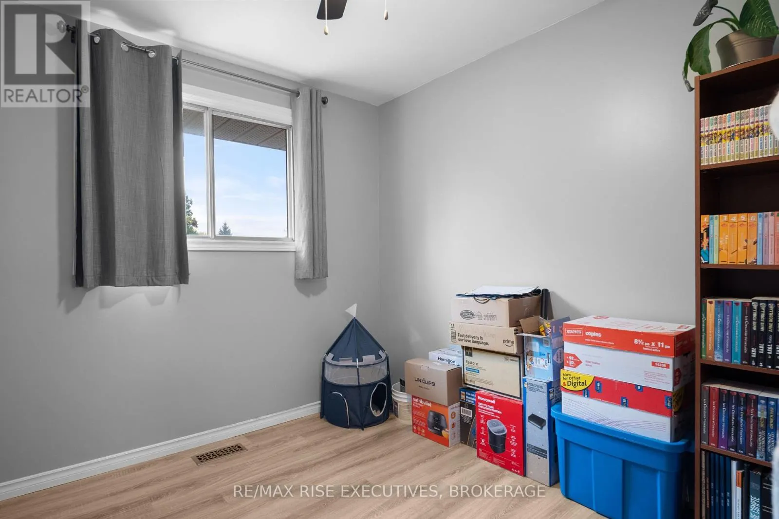 18 CARRIAGE COURT AVENUE
