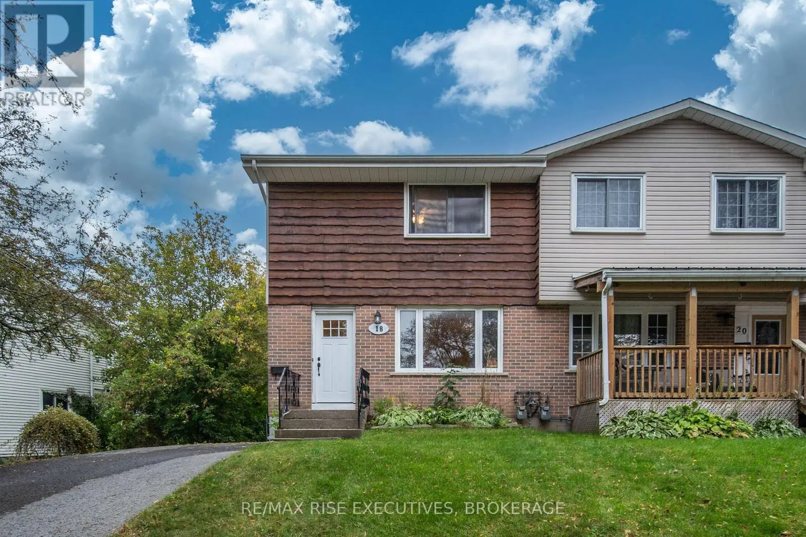 18 CARRIAGE COURT AVENUE