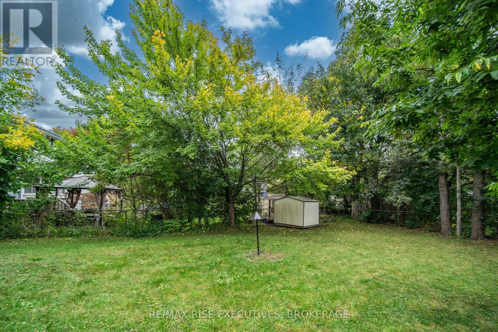 18 CARRIAGE COURT AVENUE