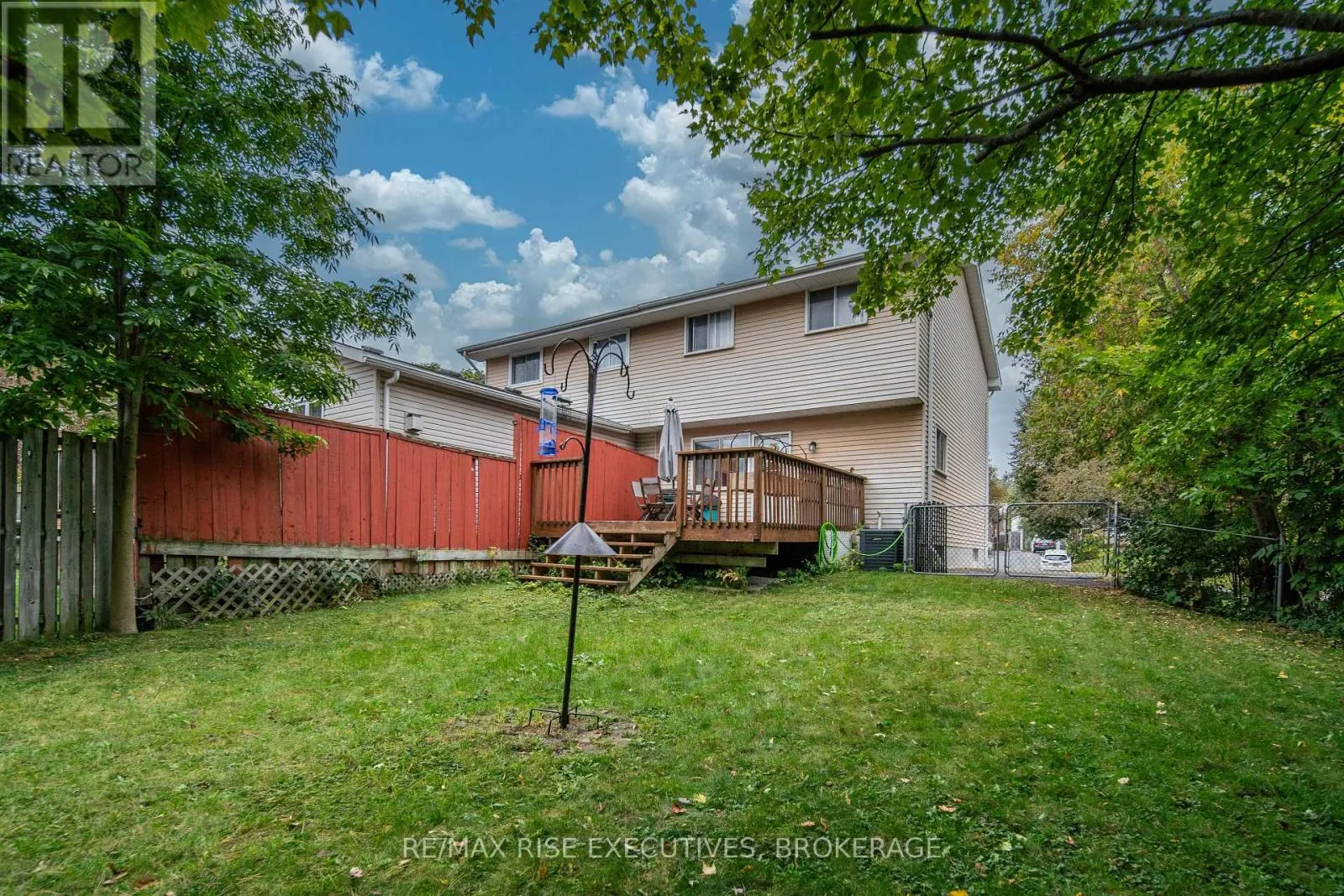 18 CARRIAGE COURT AVENUE