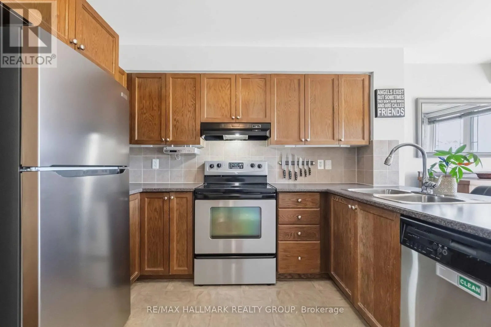 8 - 562 LAKERIDGE DRIVE