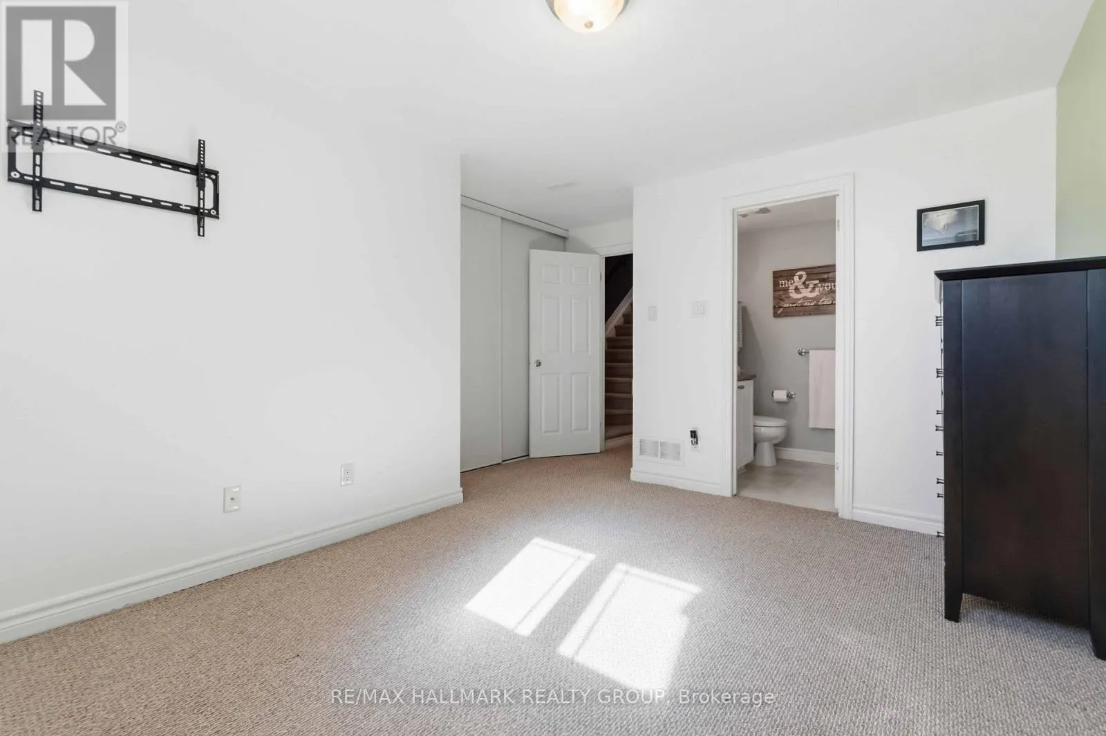 8 - 562 LAKERIDGE DRIVE