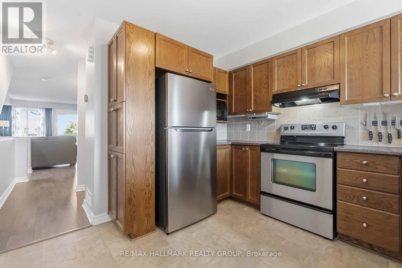8 - 562 LAKERIDGE DRIVE
