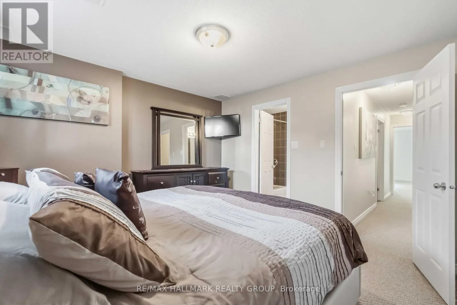 8 - 562 LAKERIDGE DRIVE