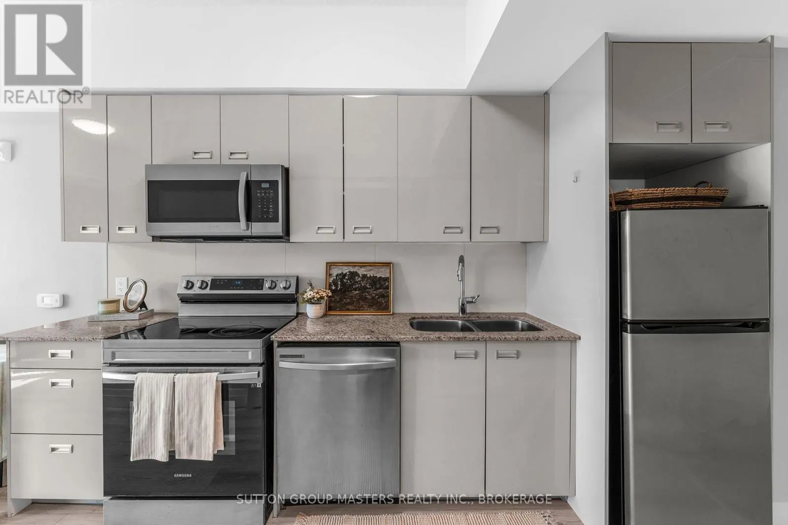 211 - 652 PRINCESS STREET #211