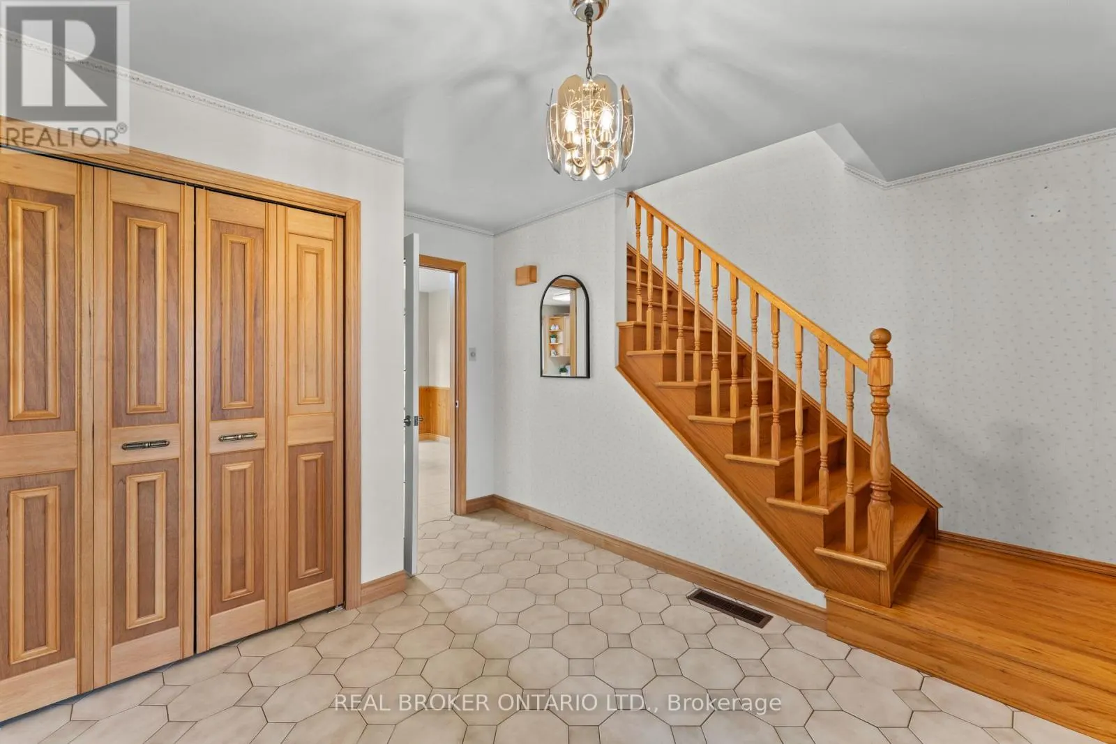 804 PINEWOOD DRIVE