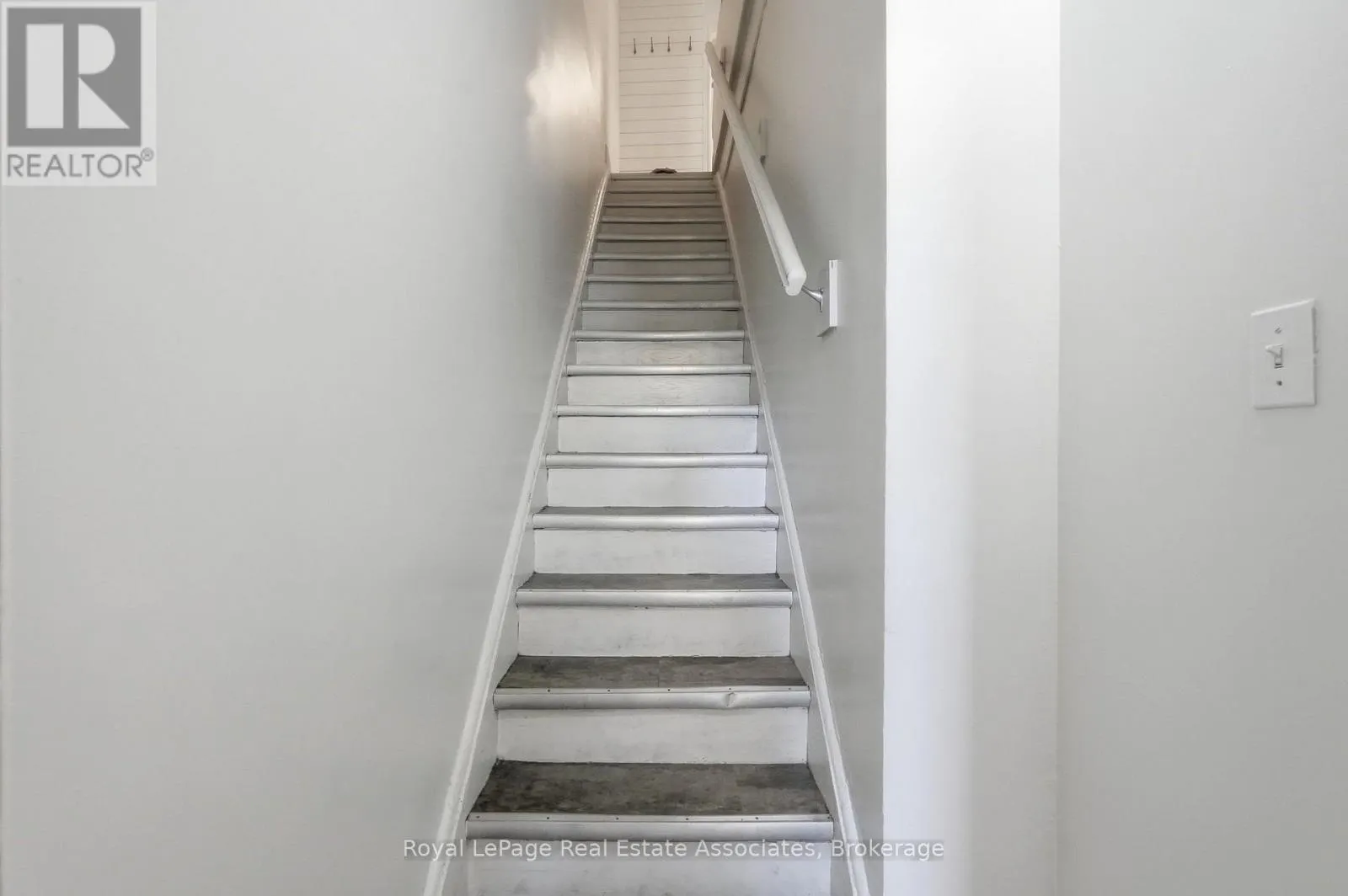 2 - 51 WELLINGTON STREET N