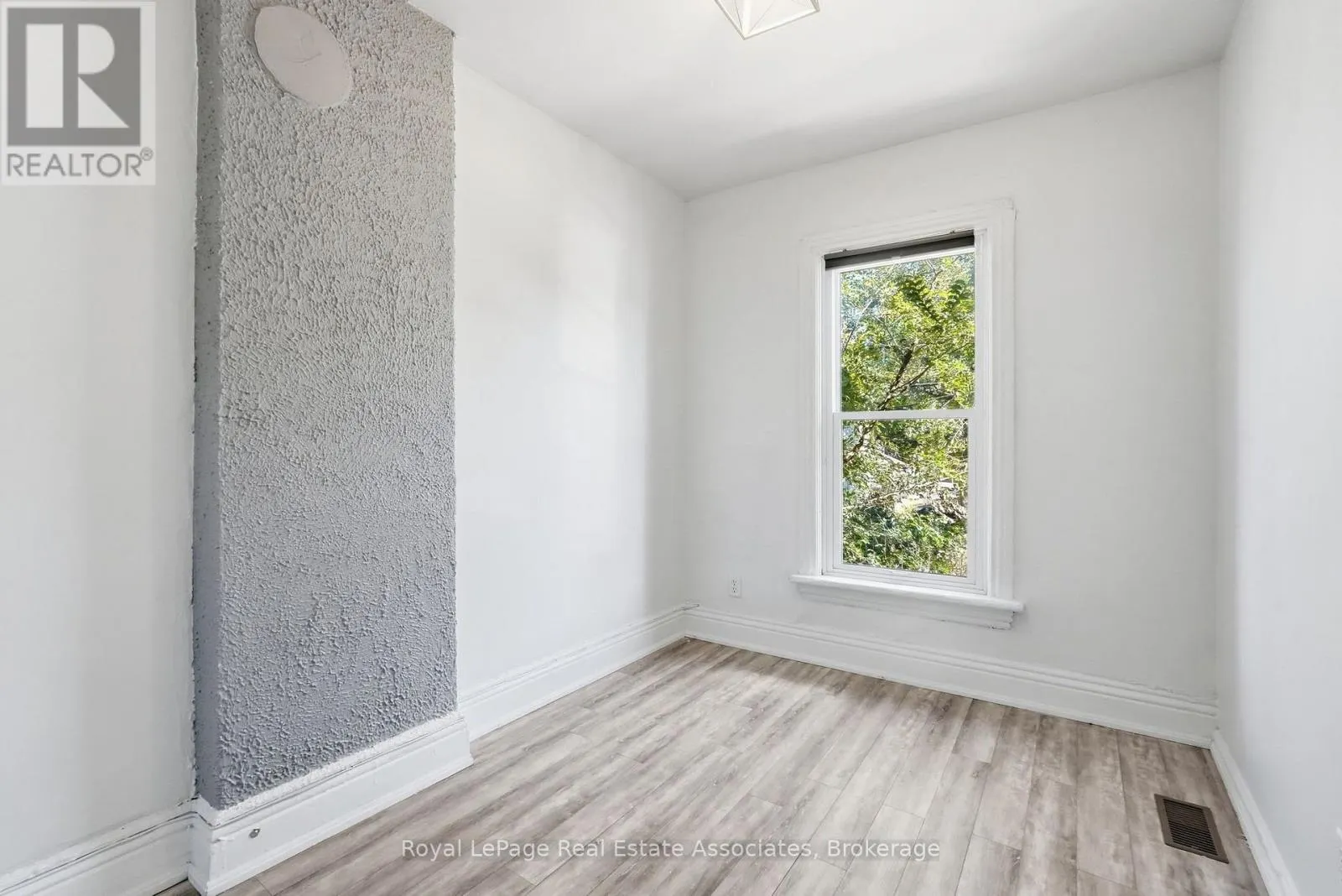 2 - 51 WELLINGTON STREET N