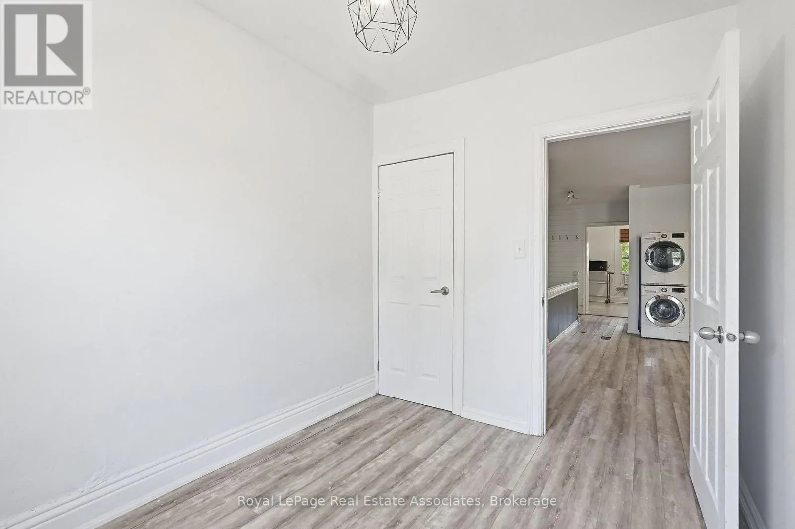 2 - 51 WELLINGTON STREET N