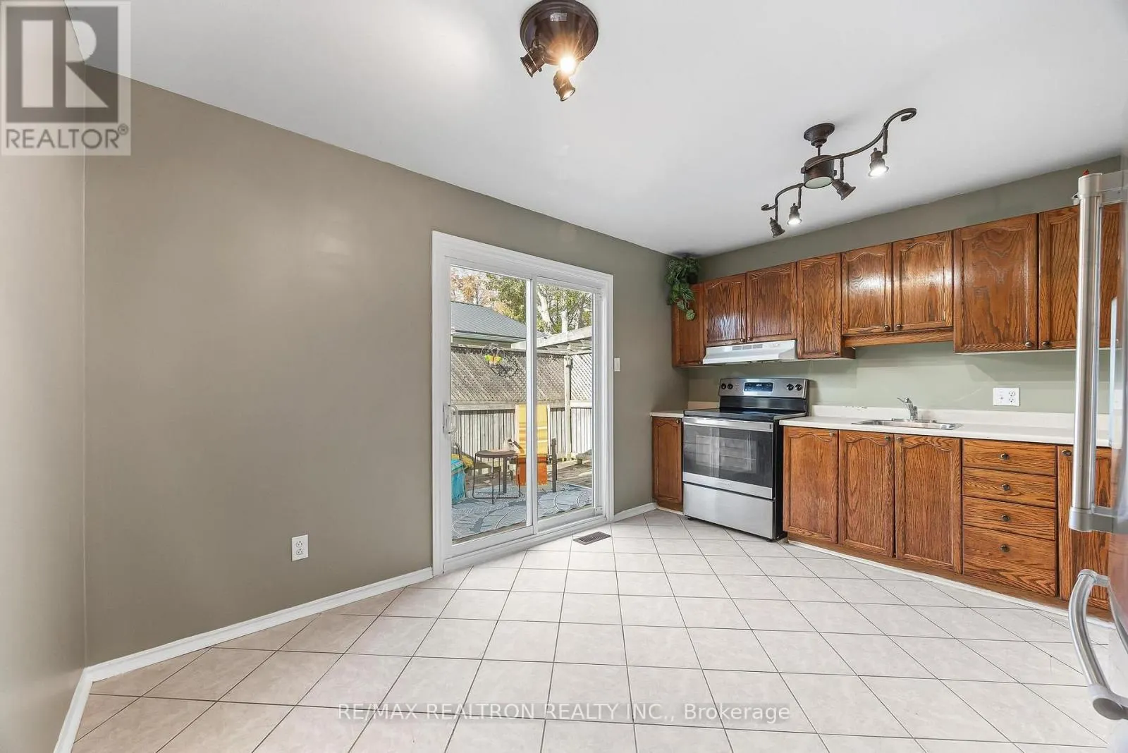 805 MILFORD DRIVE