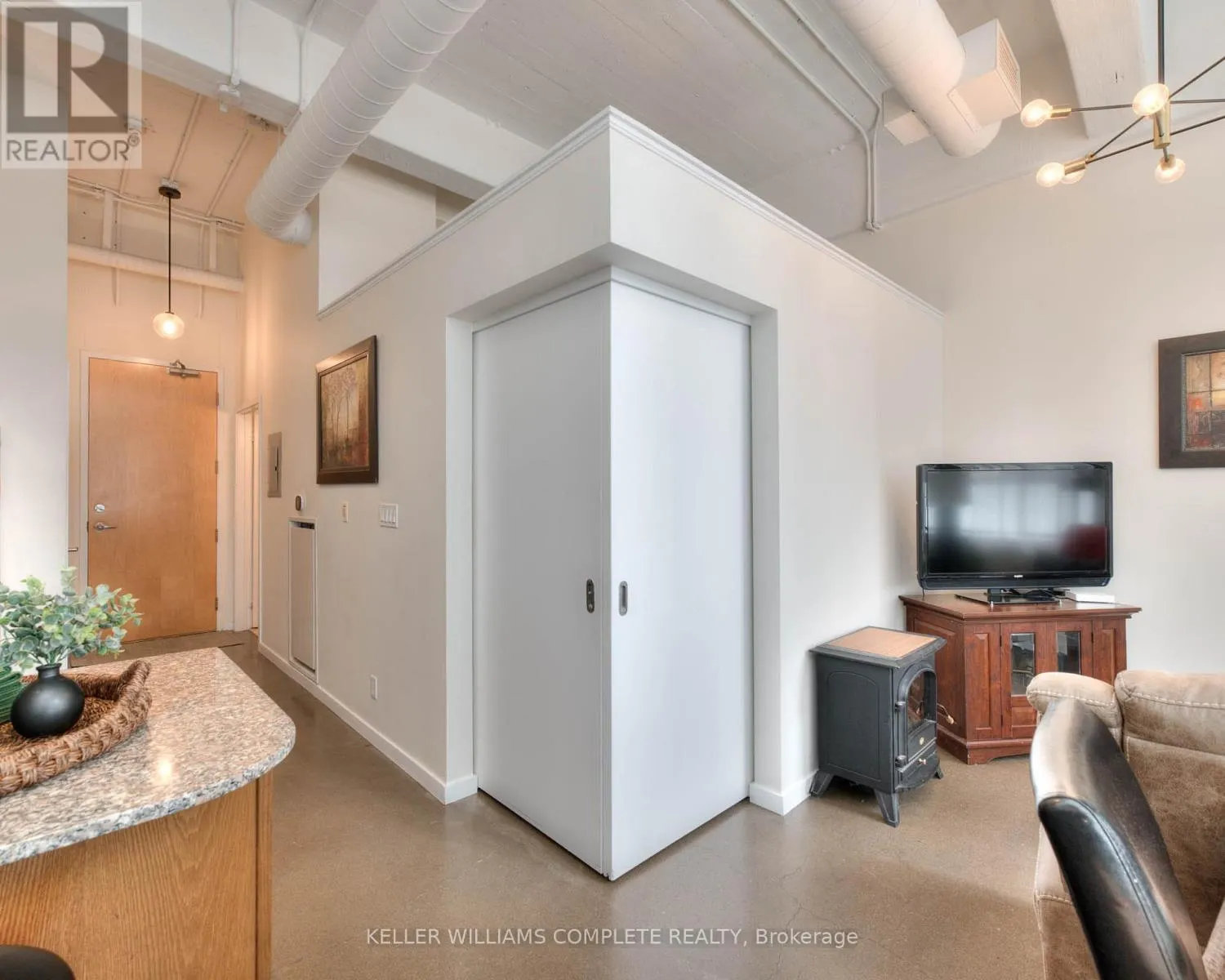 108 - 410 KING STREET W