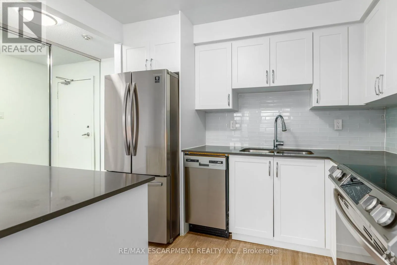 805 - 547 BELMONT AVENUE