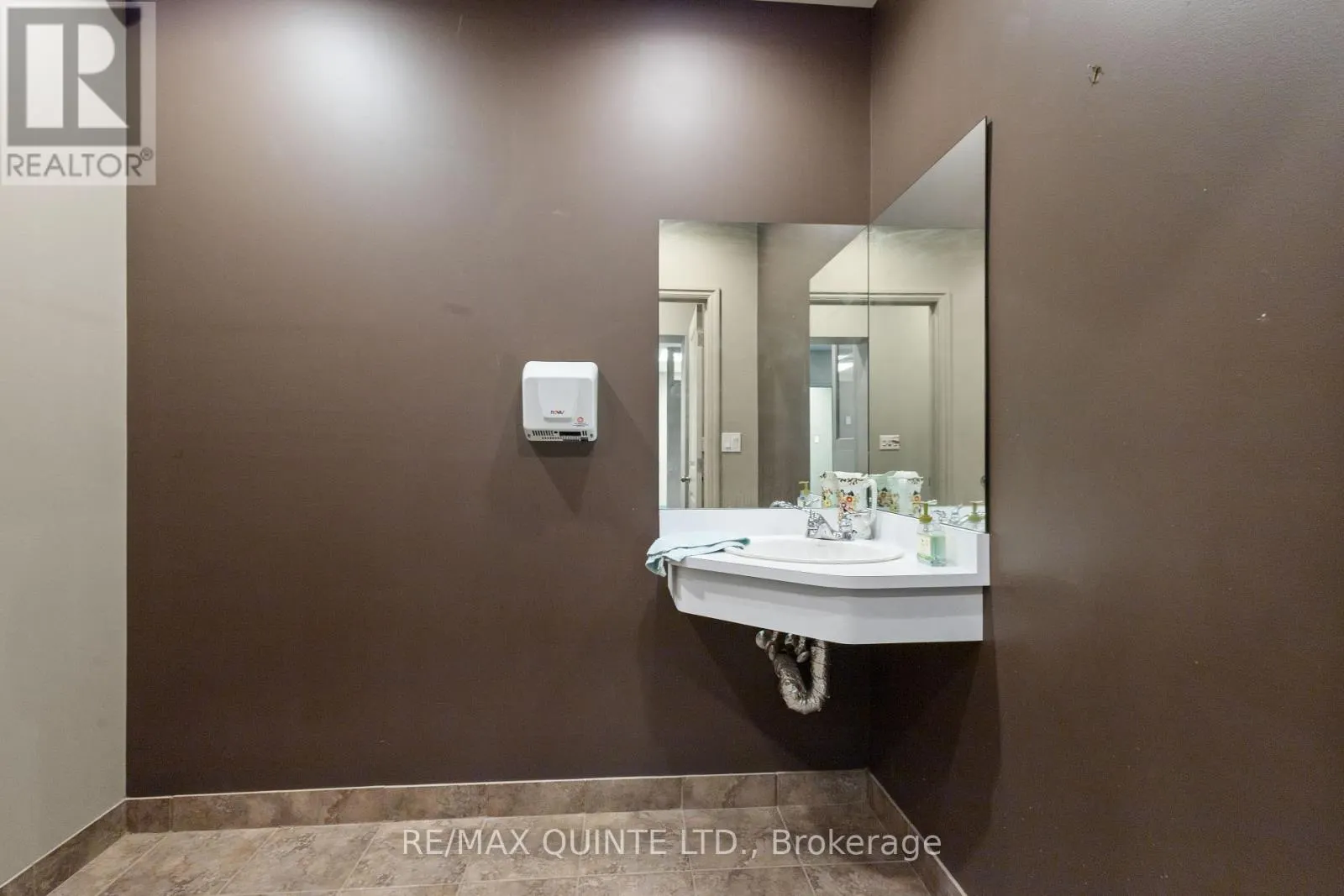 66 DUNDAS STREET E