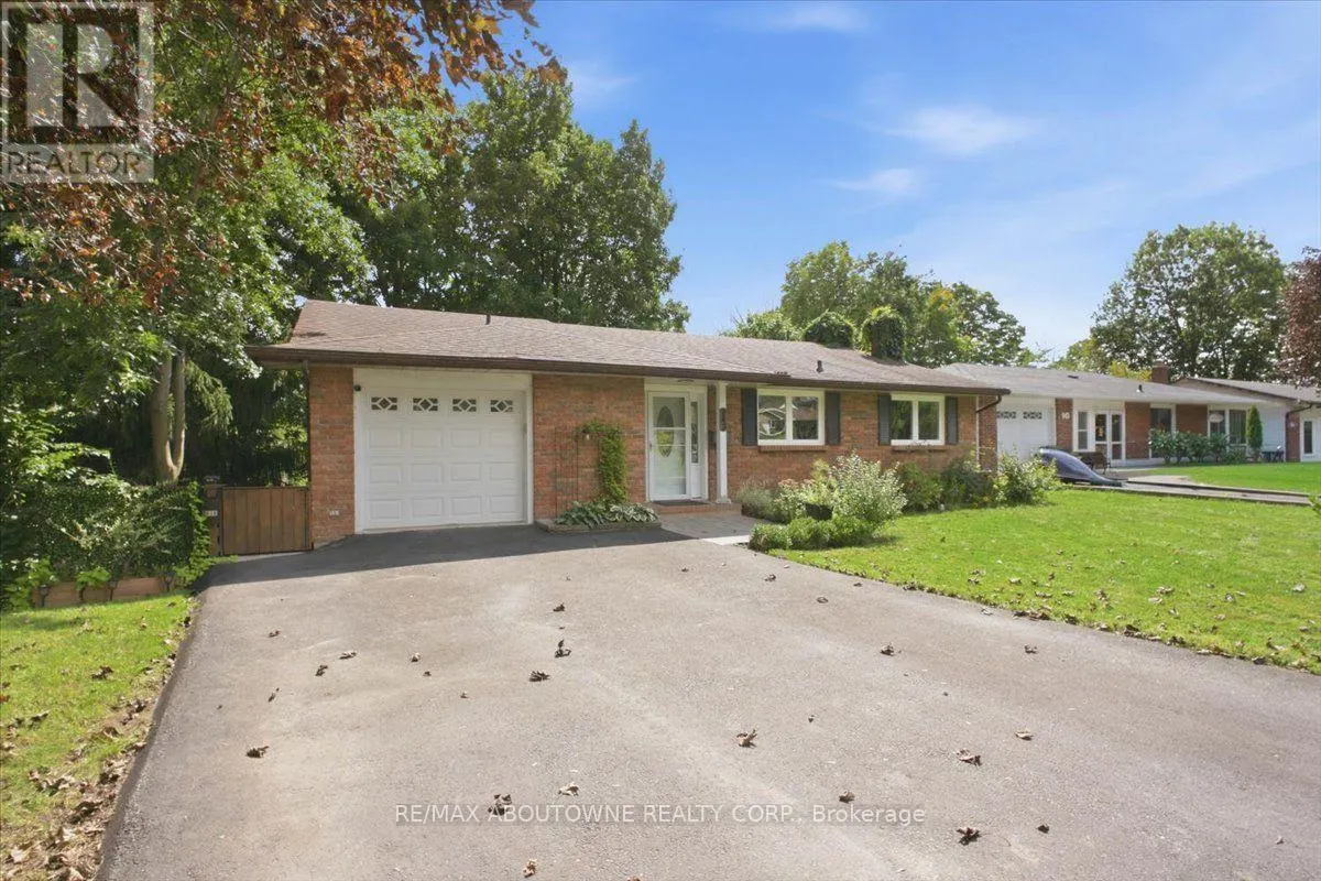 943 MAYFAIR CRESCENT