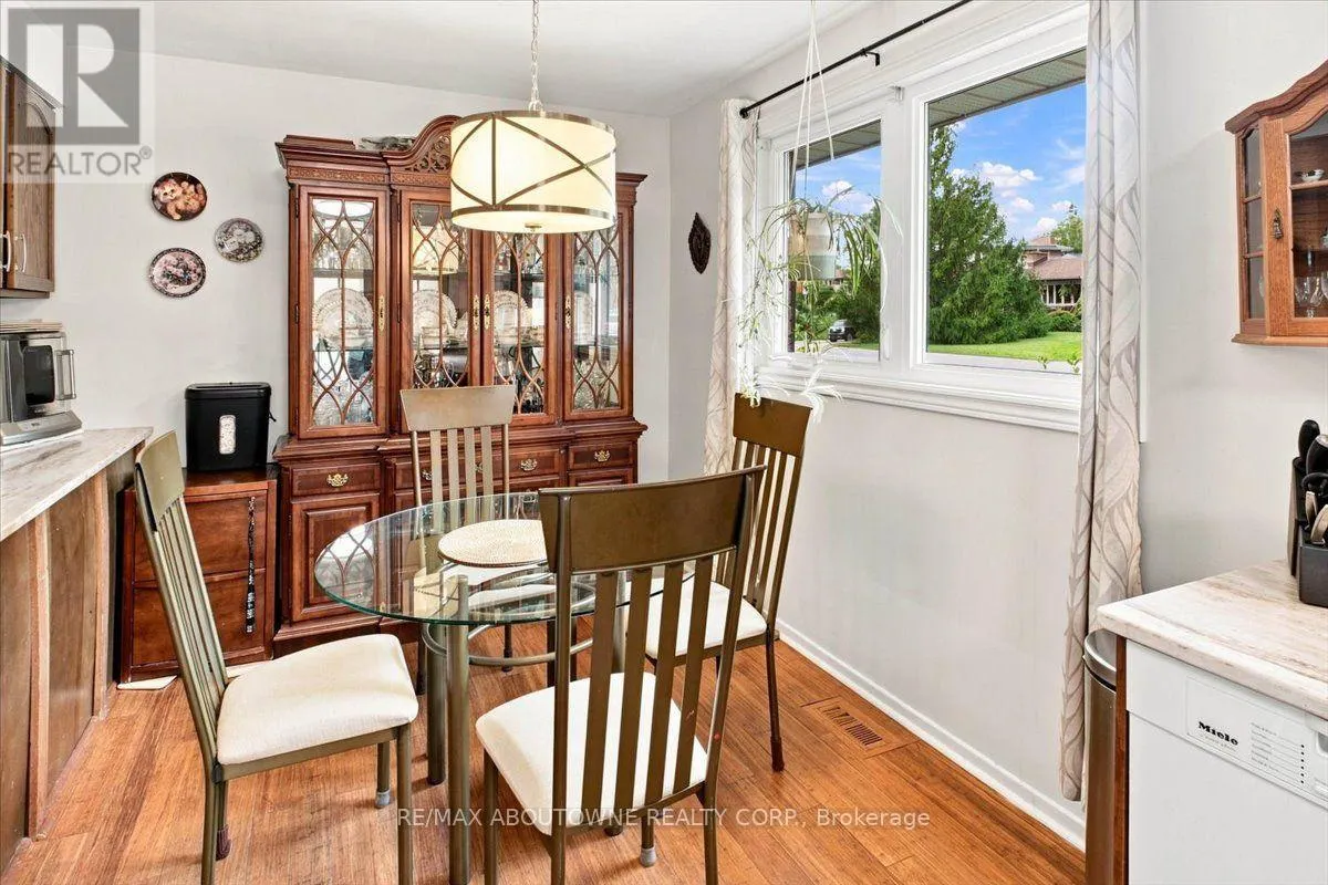 943 MAYFAIR CRESCENT