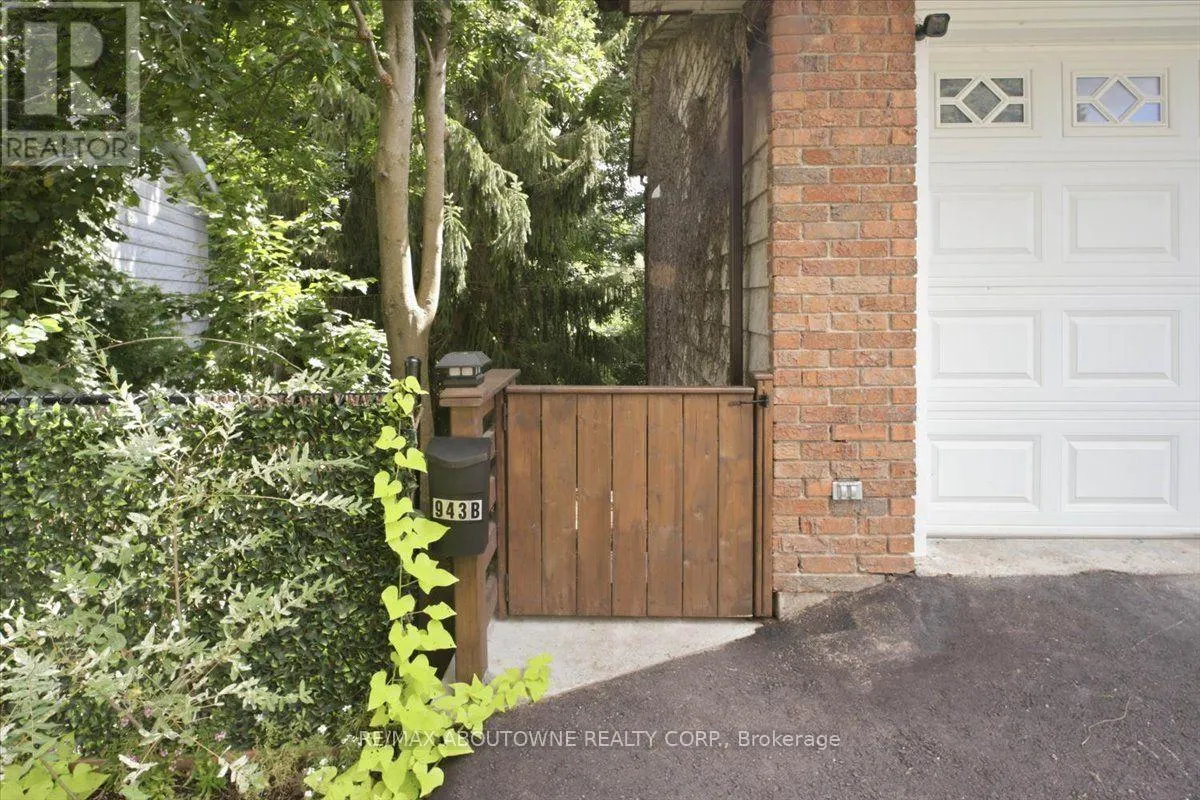943 MAYFAIR CRESCENT