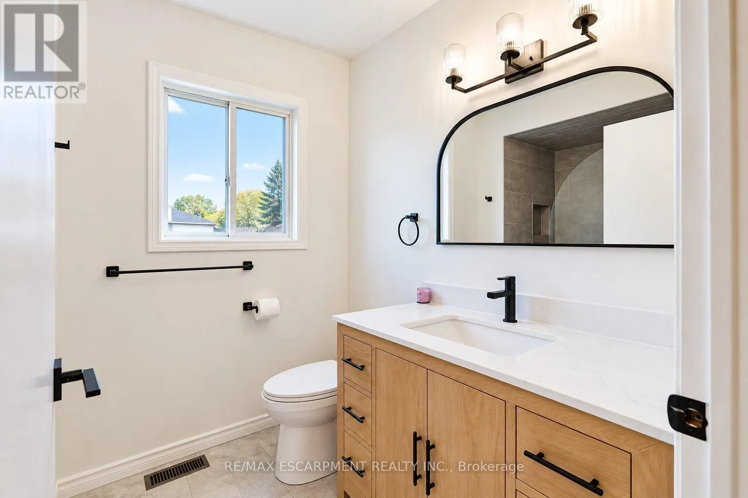 6 SANDRA CRESCENT