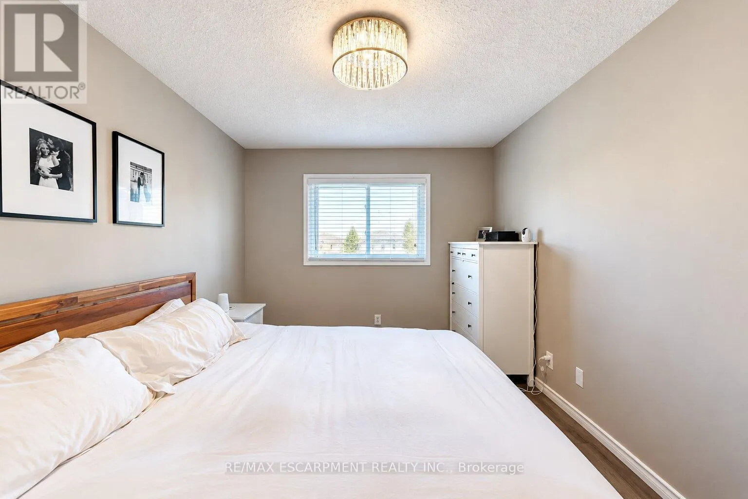 6 SANDRA CRESCENT