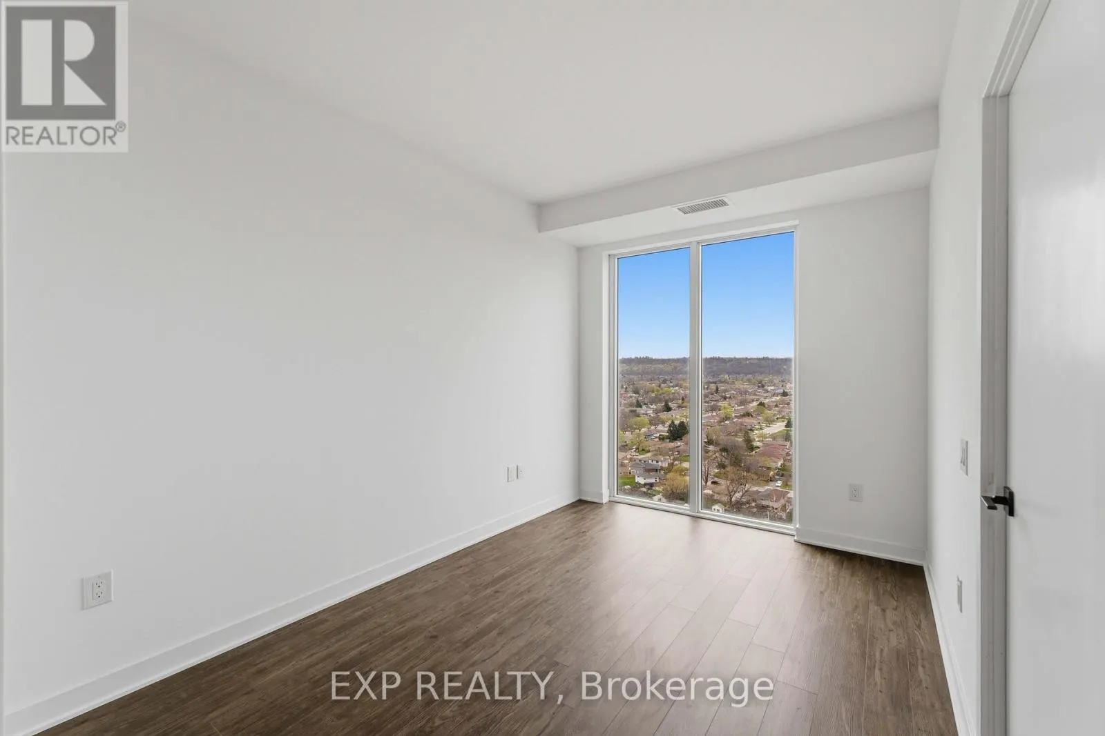 1119 - 2782 BARTON STREET E