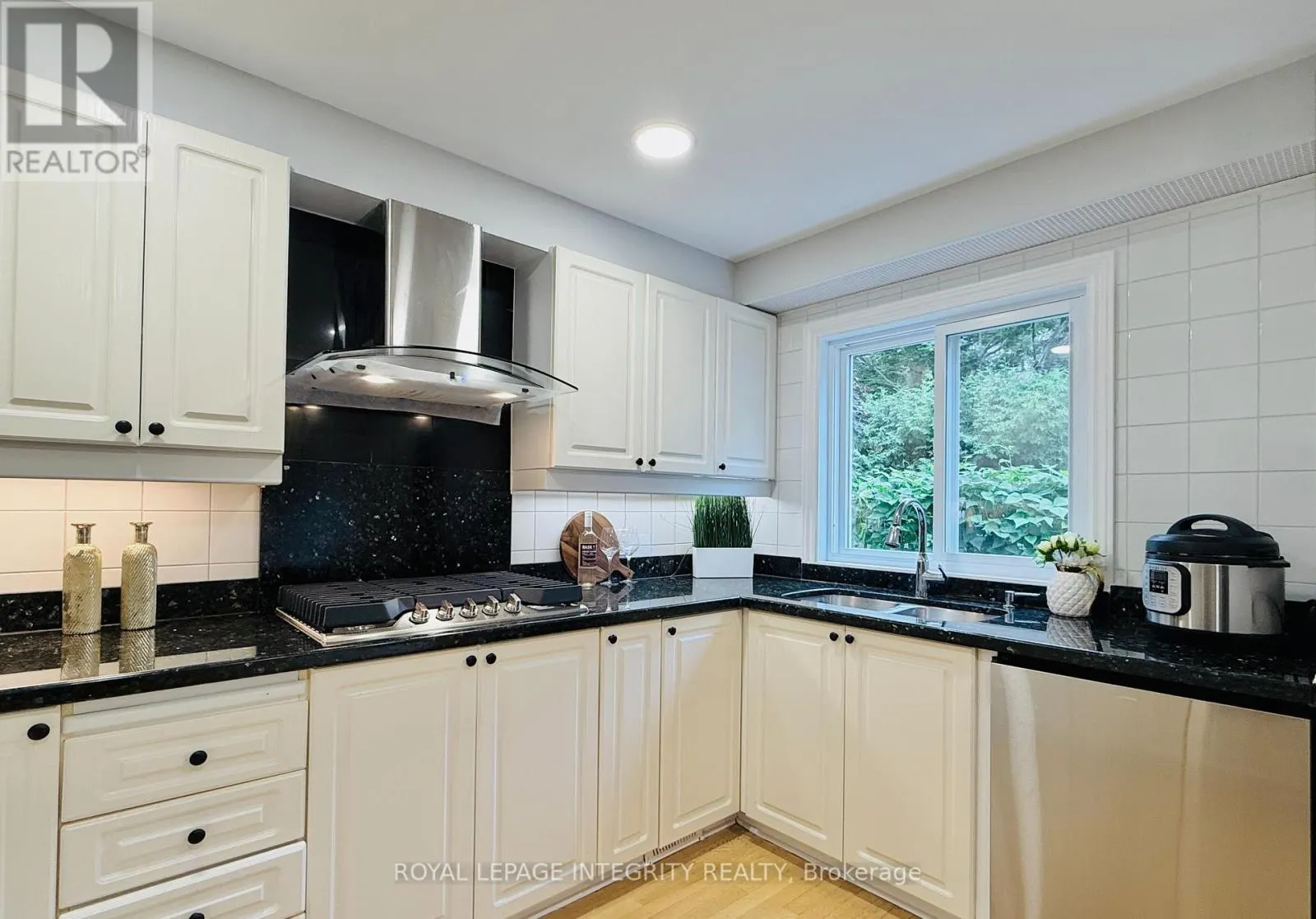 4 GLENARDEN COURT