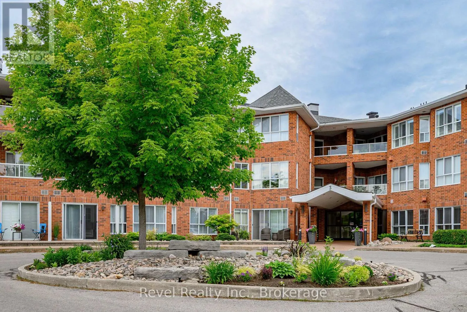 302 - 3 HERITAGE WAY #302