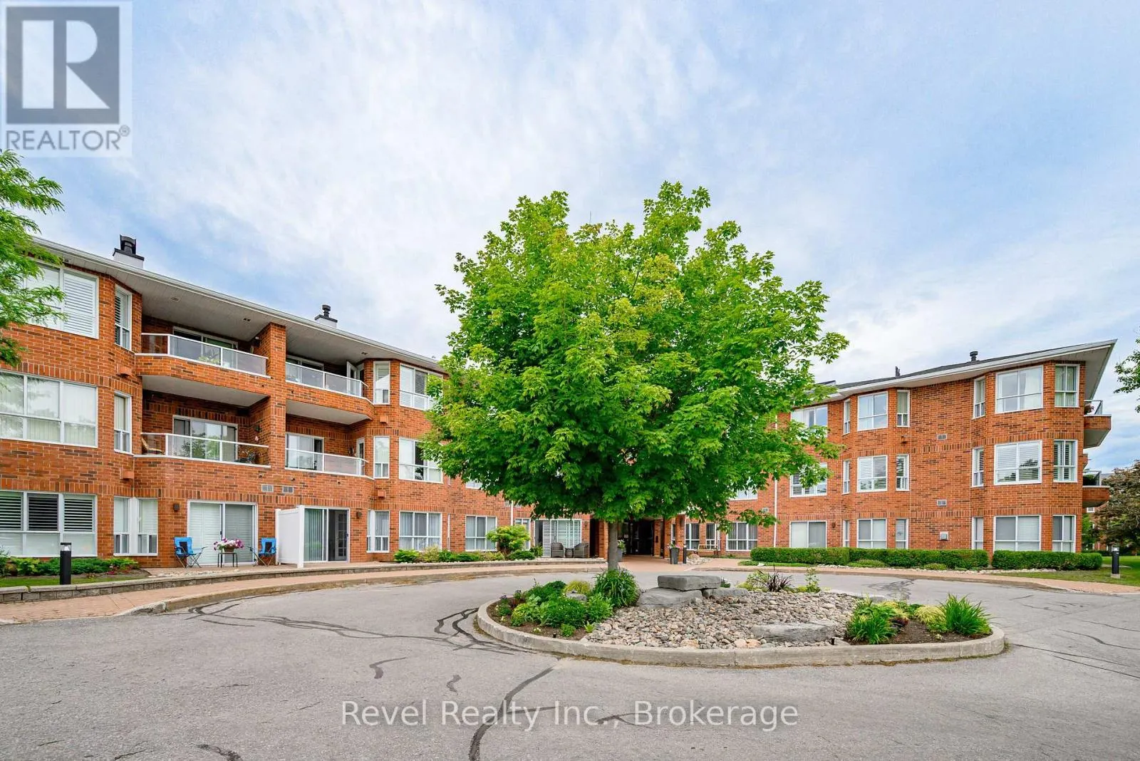 302 - 3 HERITAGE WAY #302