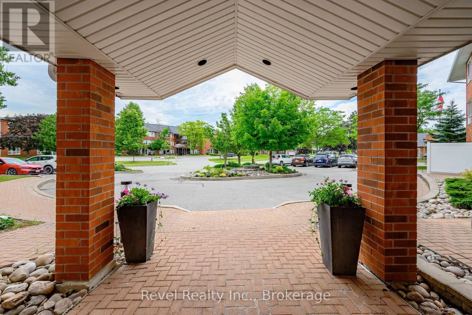 302 - 3 HERITAGE WAY #302