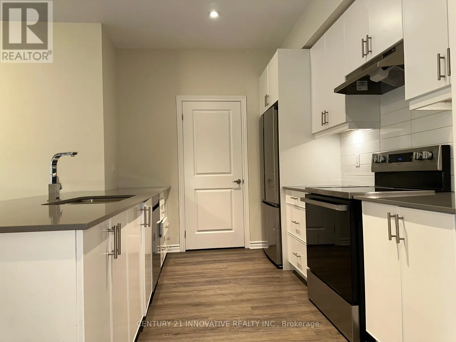 35 - 17 LAKEWOOD CRESCENT S