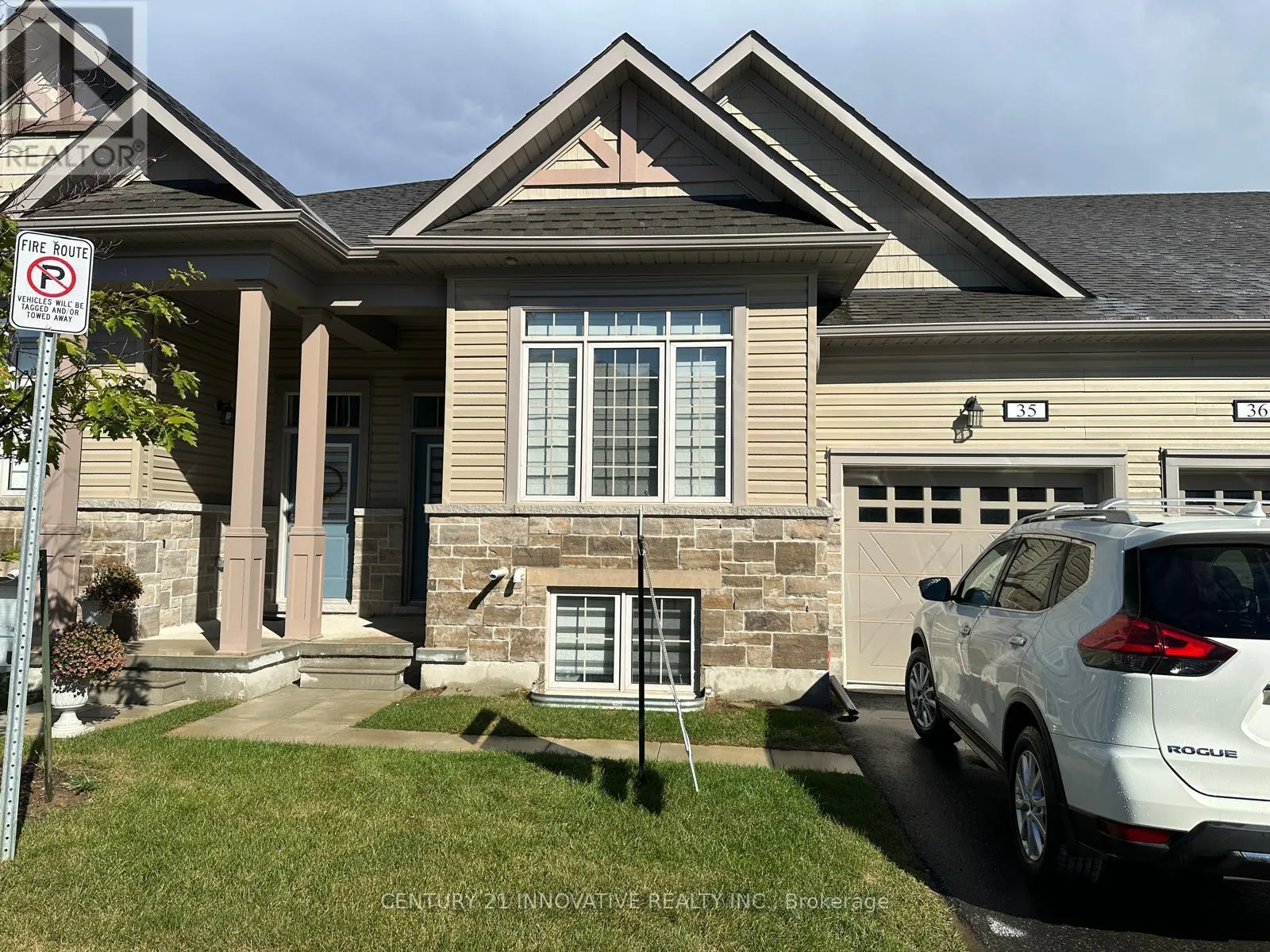 35 - 17 LAKEWOOD CRESCENT S