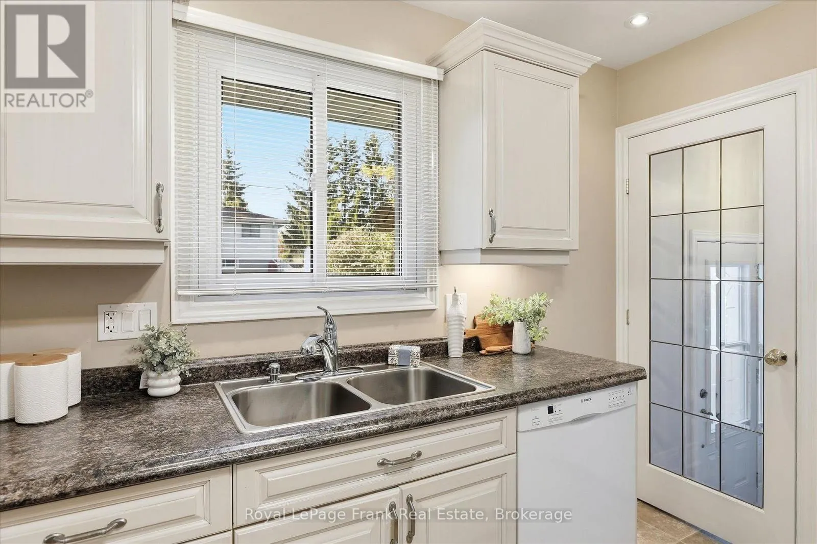 362 SIMONS AVENUE