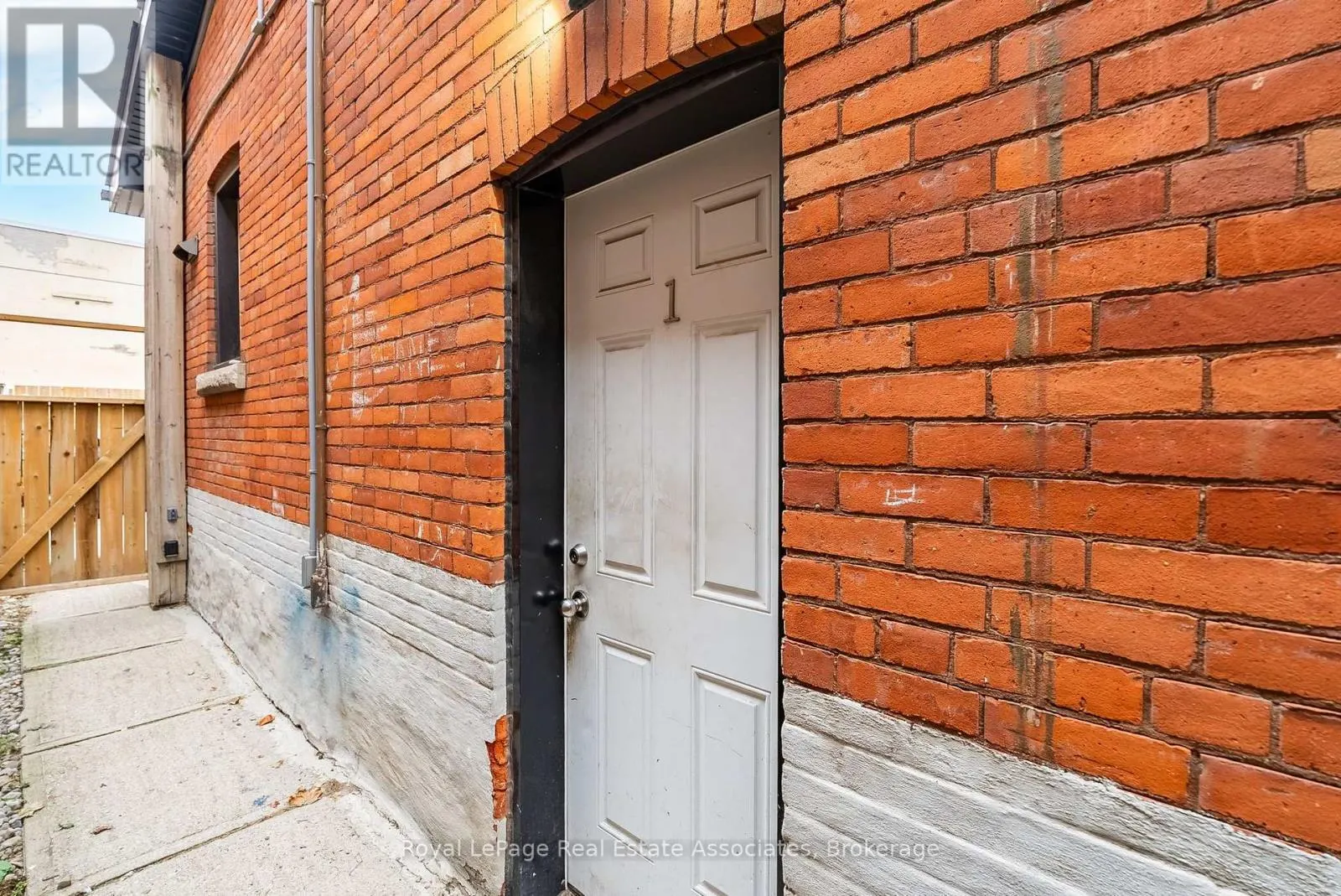 526 KING STREET E