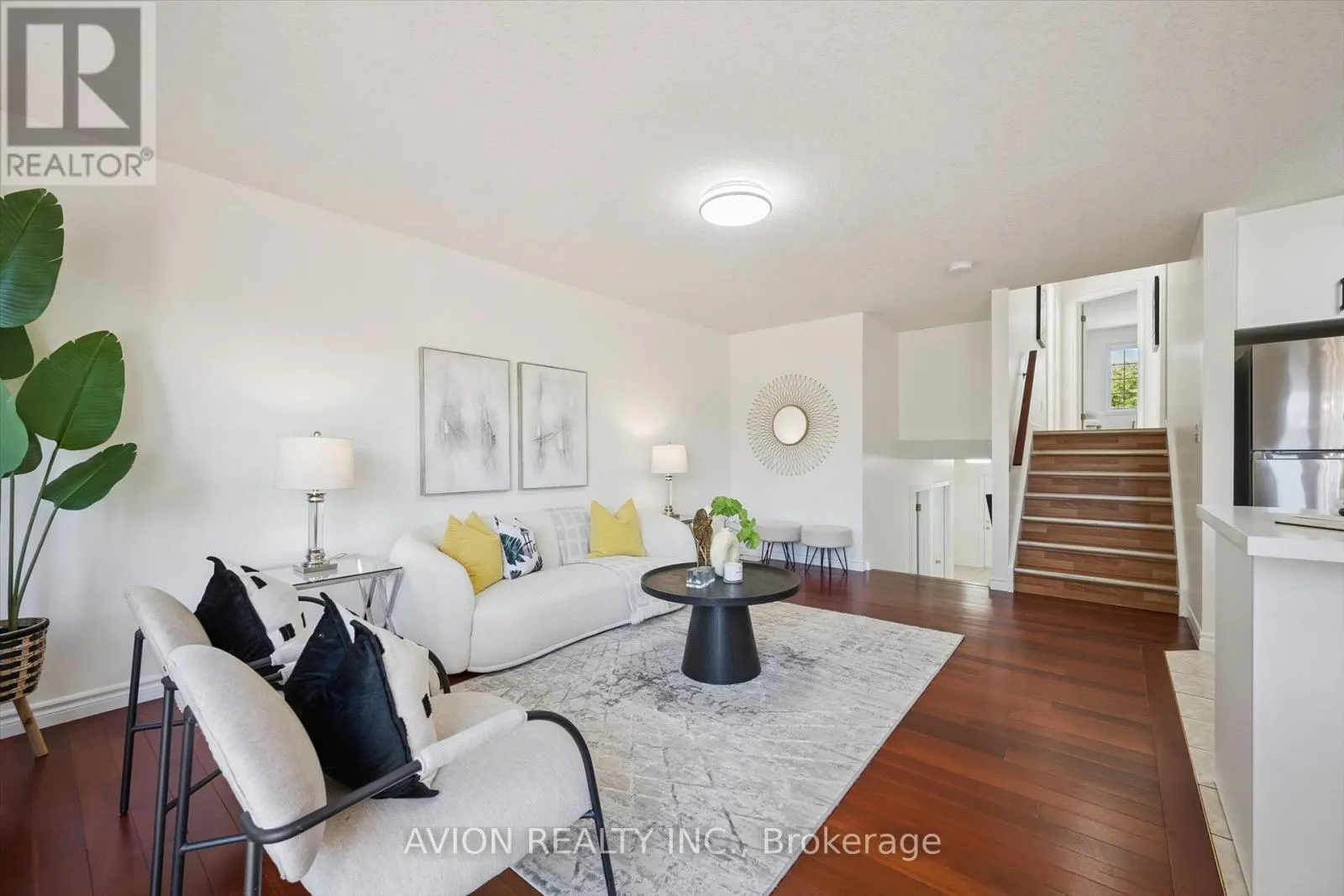 206 BUTTERCUP COURT