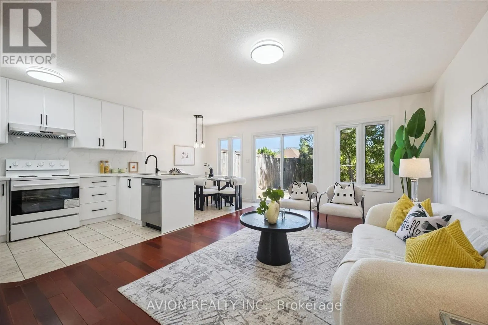 206 BUTTERCUP COURT