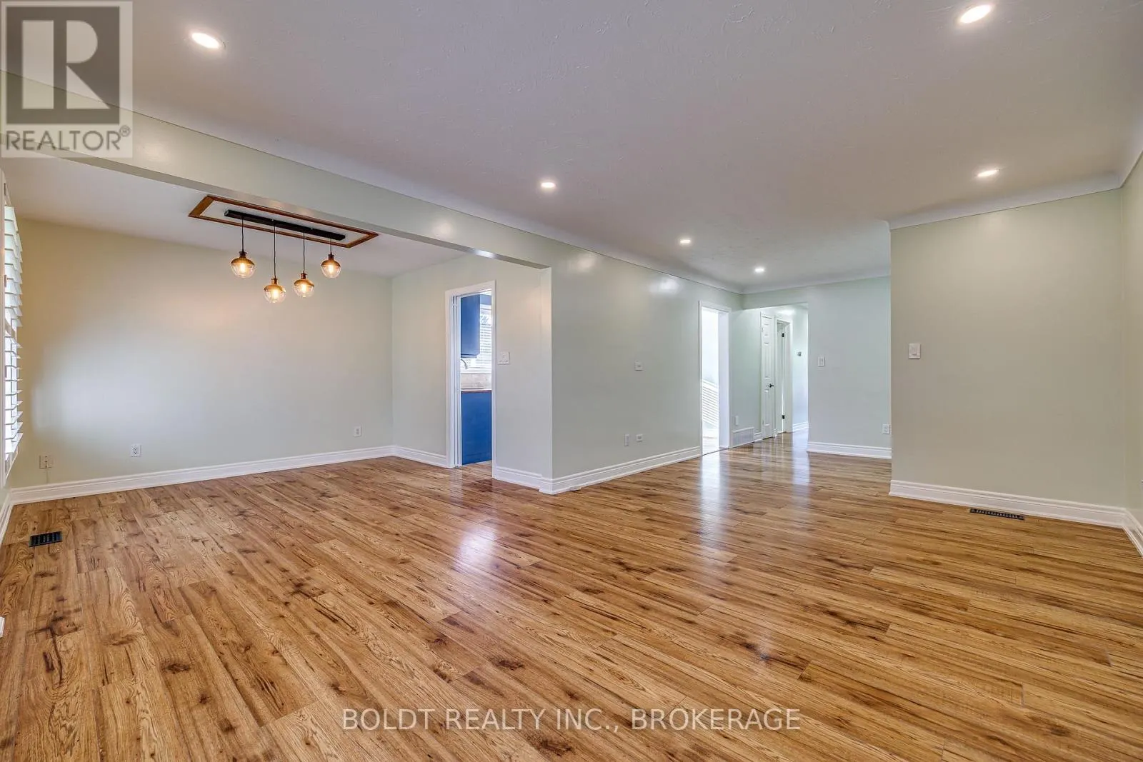 12 BAYSHORE CRESCENT