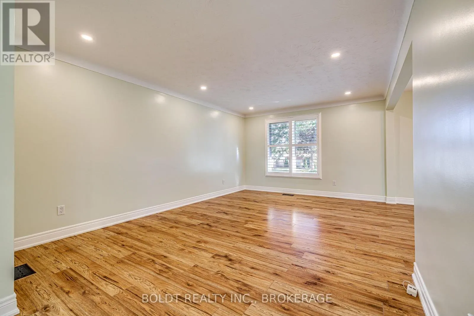 12 BAYSHORE CRESCENT