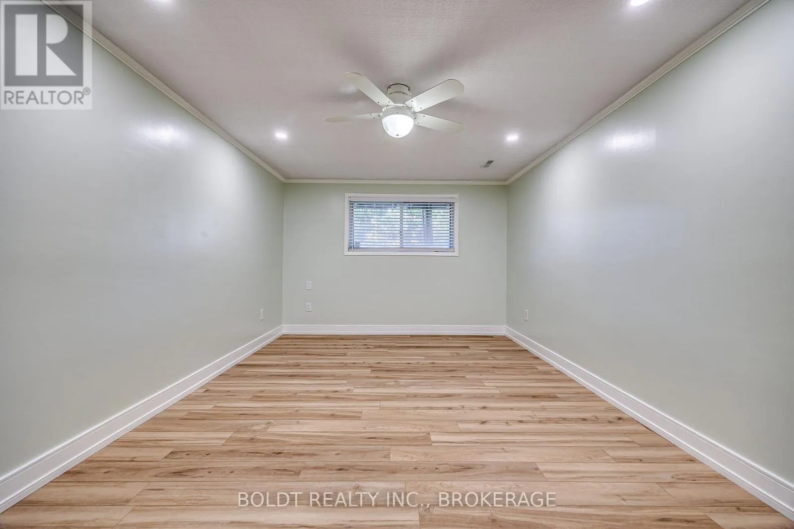 12 BAYSHORE CRESCENT